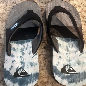 Quicksilver boys size 3.5 flip flops.